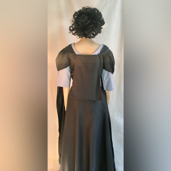 Game of Thrones-subshirt & black over-dress with exaggerated long, split sleeves - Picture 11 of 12